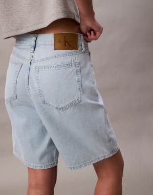 Calvin Klein Jeans - Ruimvallende denim bermudashort in lichte wassing - view 1