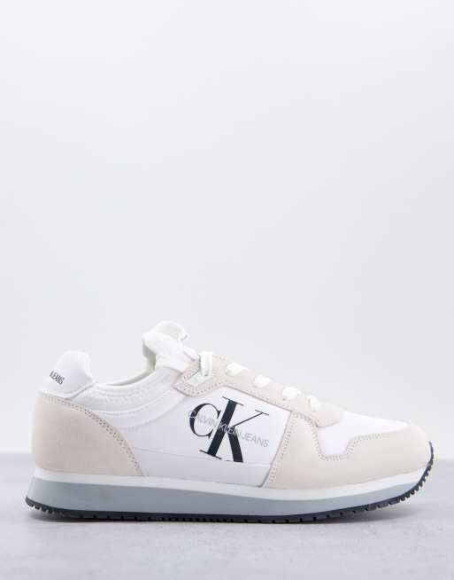 Calvin Klein Jeans – Runner – Sneaker im Socken-Design in Weiß