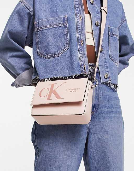 Calvin Klein Jeans Sac bandouli re structur Rose clair ASOS