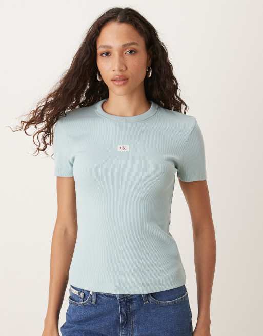 Calvin Klein Jeans - Salviegrøn ribstrikket tætsiddende T-shirt med vævet logomærke