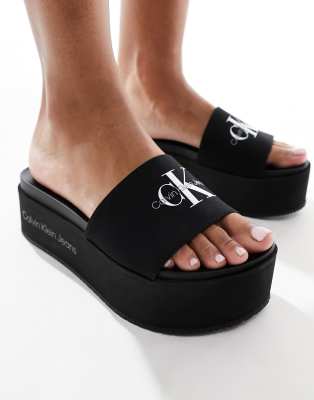 Calvin Klein Jeans - Sandalen in Schwarz mit flacher Plateausohle