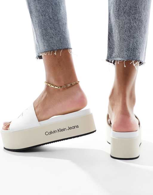 Calvin Klein Jeans – Sandalen in Weiß mit flacher Plateausohle, 2 von 4
