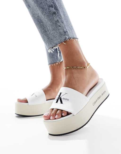 Calvin Klein Jeans – Sandalen in Weiß mit flacher Plateausohle, 3 von 4