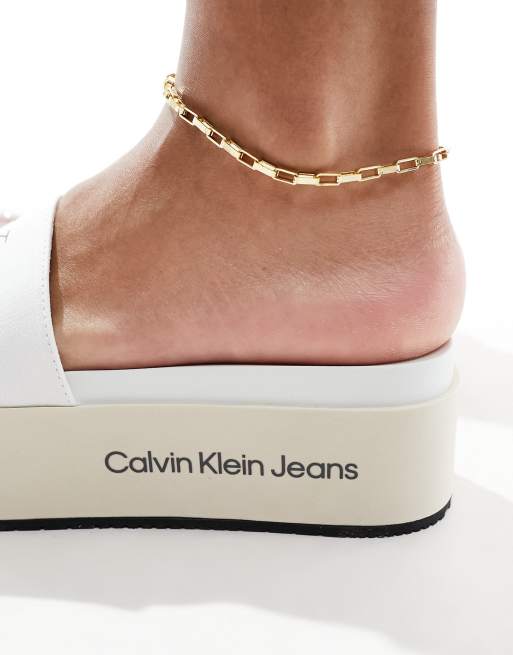 Calvin Klein Jeans – Sandalen in Weiß mit flacher Plateausohle, 4 von 4
