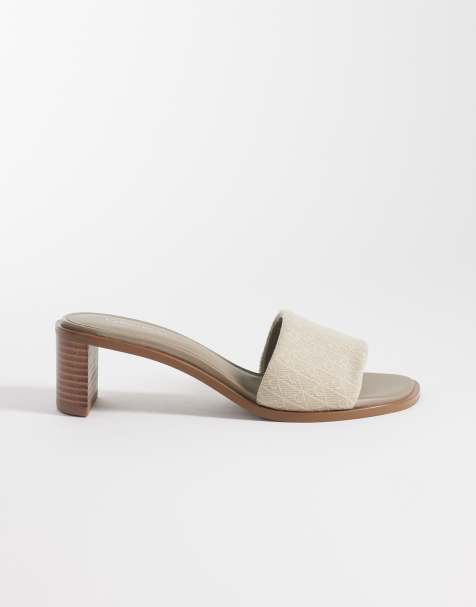 Calvin Klein Jeans - Sandalen met houten blokhak en embleempatroon in crème - view 1