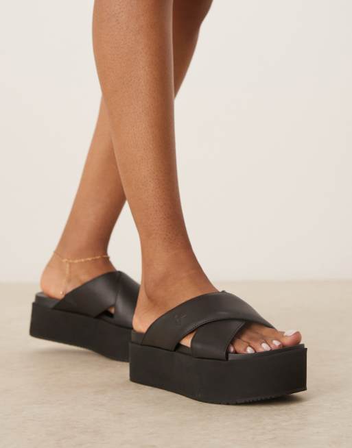 Calvin Klein Jeans - Sandalen met plateauzool en gekruiste bandjes in zwart