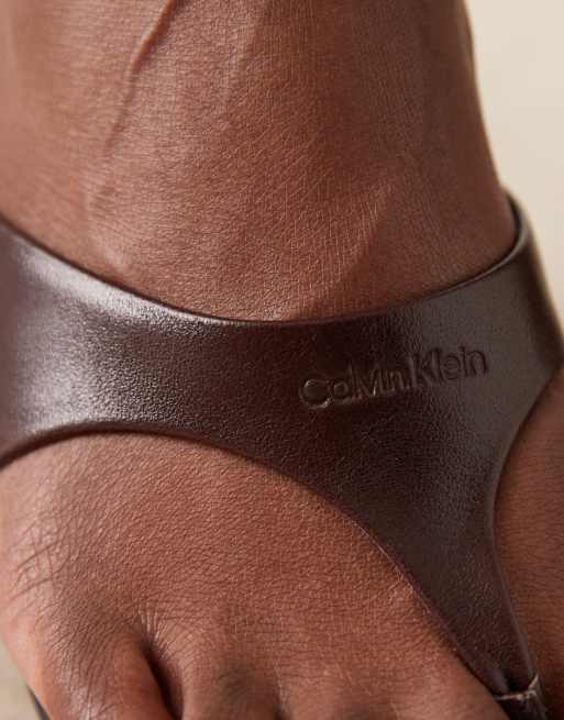 Calvin Klein Jeans - Sandales à petit talon en cuir avec entredoigt - Marron chocolat, 3 de 4
