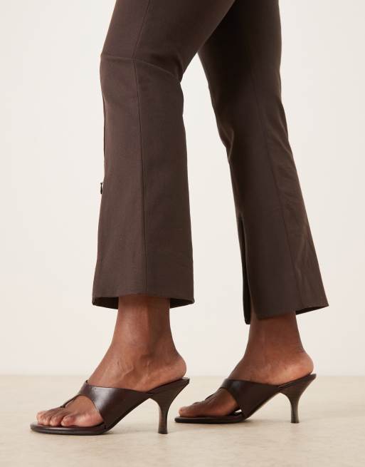 Calvin Klein Jeans - Sandales à petit talon en cuir avec entredoigt - Marron chocolat, 4 de 4