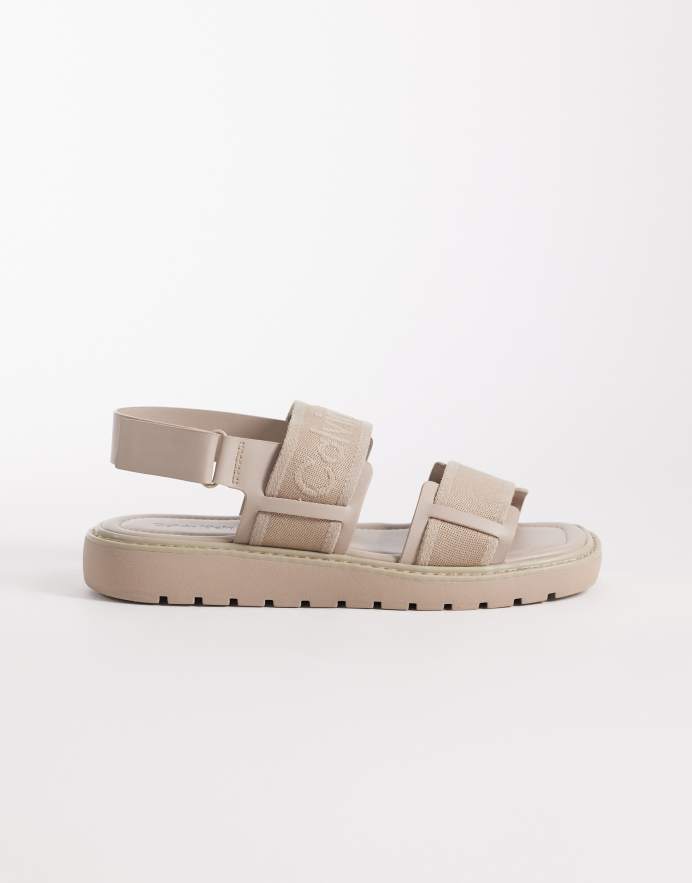 Calvin Klein Jeans - Sandalias beis con puntera cuadrada, tiras de lona y logo llamativo