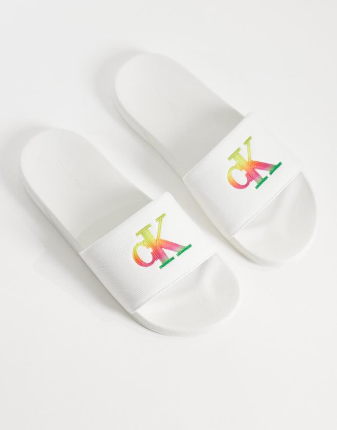 Calvin Klein Jeans sandalias con logo arcoíris en blanco