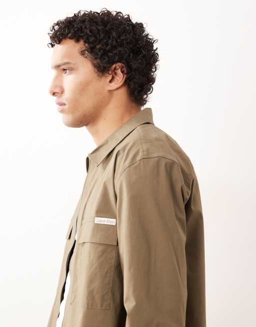 Calvin Klein Jeans – Schlichte Hemdjacke in Hellbraun mit Reißverschluss, 5 von 5