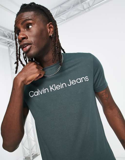 Calvin Klein Jeans – Schmal geschnittenes T-Shirt in Dunkelgrün mit  Logo-Schriftzug