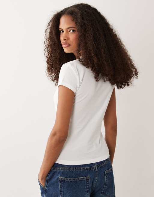 Calvin Klein Jeans – Schmal geschnittenes T-Shirt in Weiß mit Herz-Logo, 4 von 4
