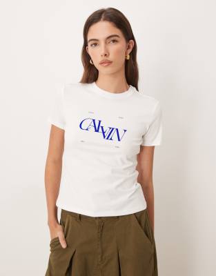 Calvin Klein Jeans - Schmal geschnittenes T-Shirt mit Grafikprint in Weiß