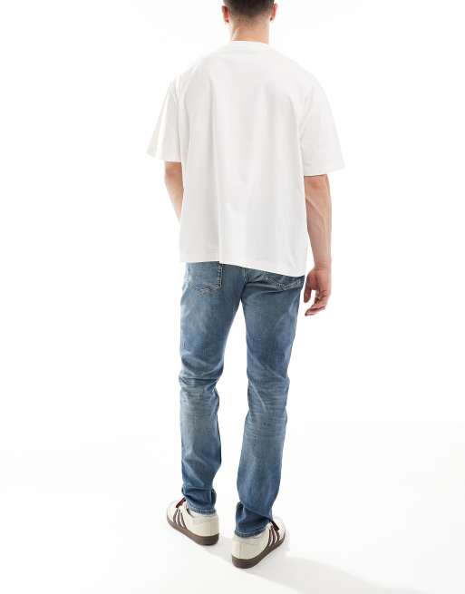 Calvin Klein Jeans – Schmale Karottenjeans in mittlerer Waschung, 2 von 5