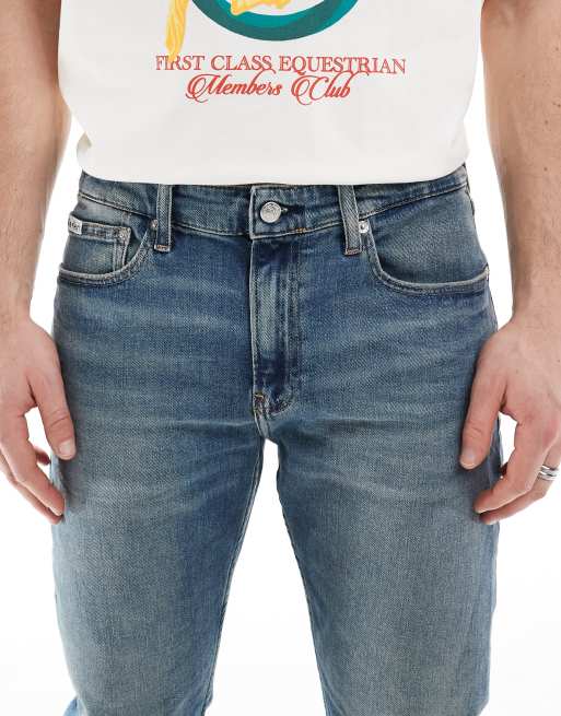 Calvin Klein Jeans – Schmale Karottenjeans in mittlerer Waschung, 4 von 5