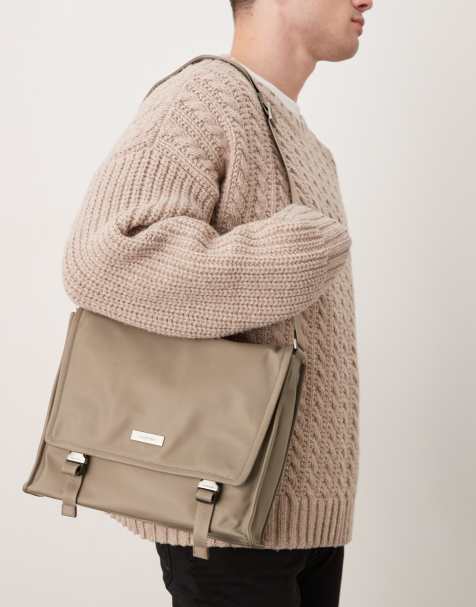 Calvin Klein Jeans – Schmale Messenger-Tasche in Taupe-Braun - view 1
