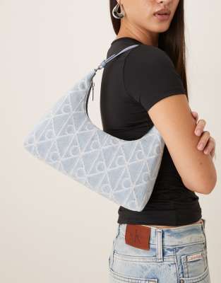 Calvin Klein Jeans - Schultertasche aus Denim in heller Waschung mit Logoprint-Blau
