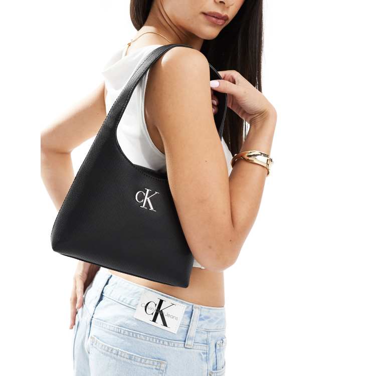 Calvin Klein Jeans Schultertasche in Schwarz mit kleinem Monogramm