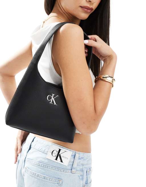 Calvin Klein Jeans – Schultertasche in Schwarz mit kleinem Monogramm