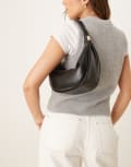 [Calvin Klein Jeans] Calvin Klein Jeans scoop leather shoulder bag in black One Size Ck black