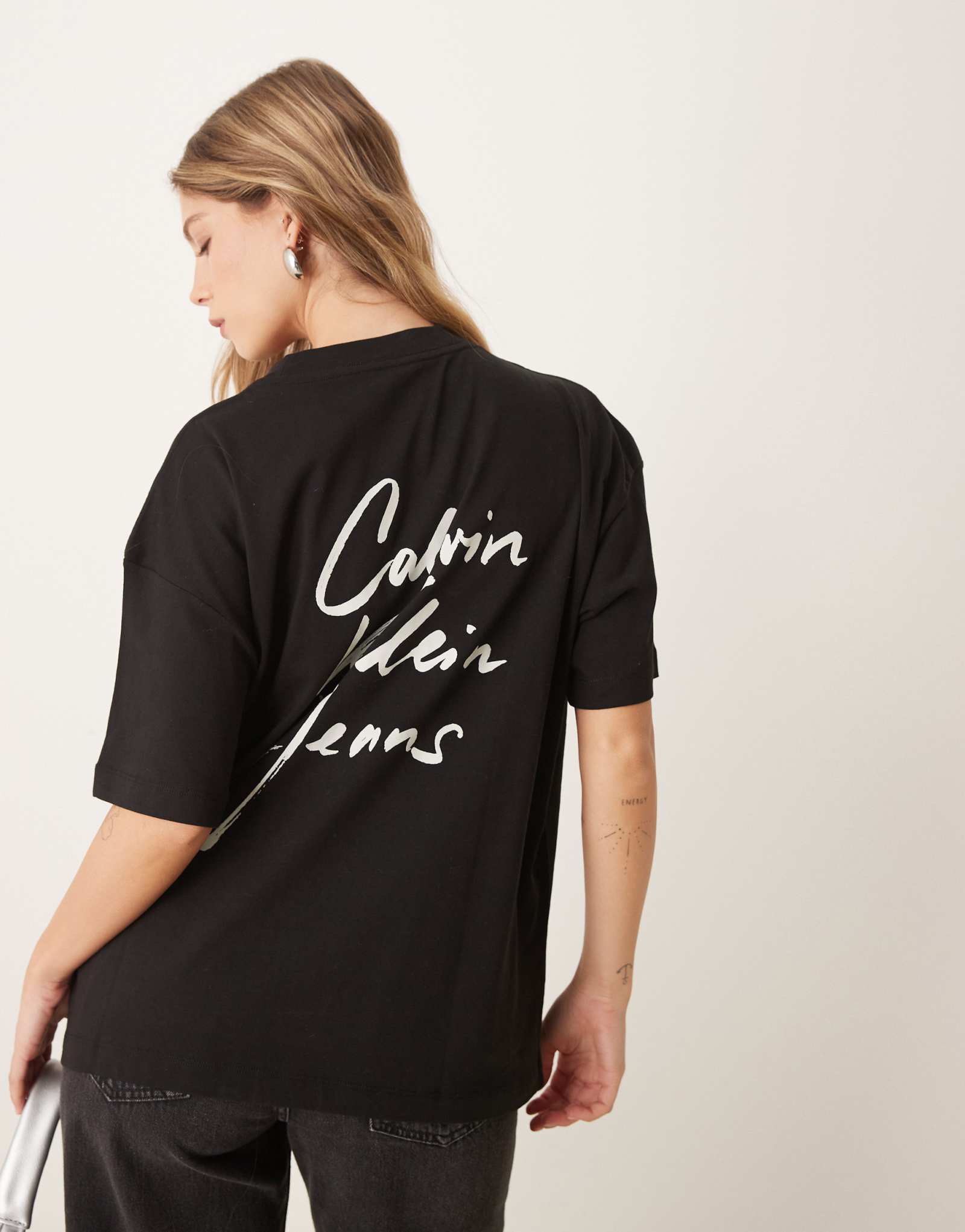 Черная футболка оверсайз с логотипом Calvin Klein Jeans script