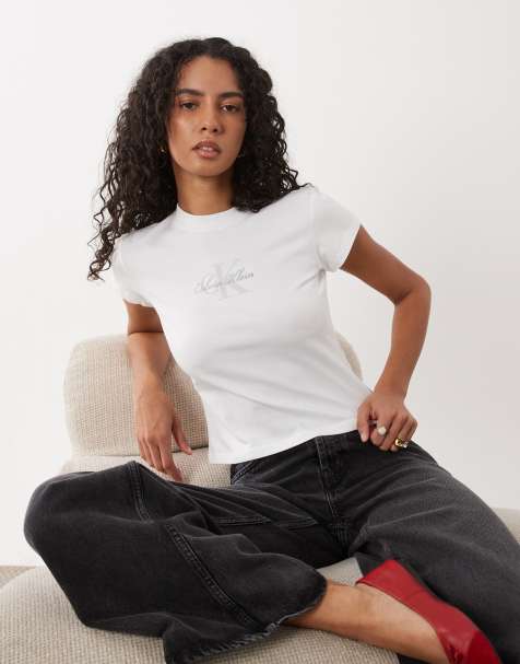 Calvin Klein Jeans script Monologo slim fit baby tee i hvid - view 1