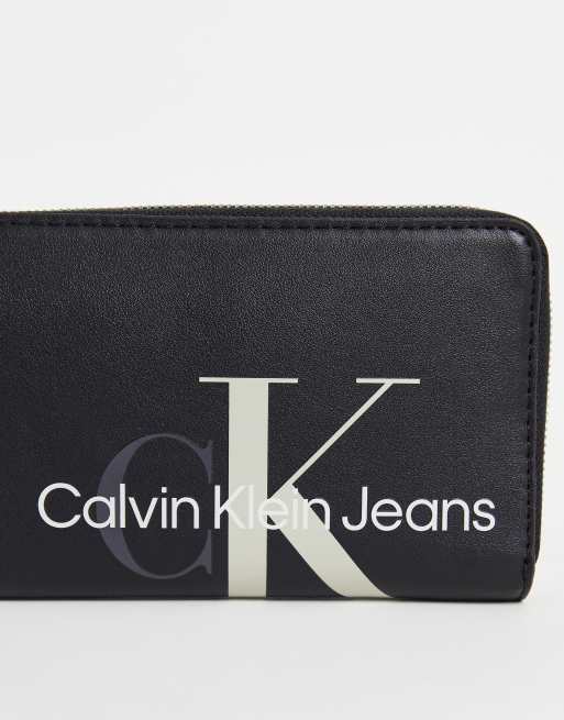 Calvin Klein Jeans sculpted mono zip around purse in black , 2 of 4