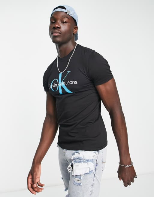 Calvin Klein Jeans – Seasonal – Svart t-shirt med mongram, 3 av 4