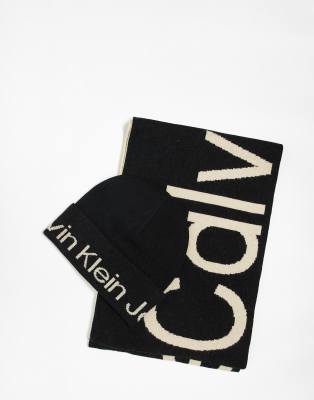 Calvin Klein Jeans - Set aus Mütze und Schal in Schwarz mit Monogramm