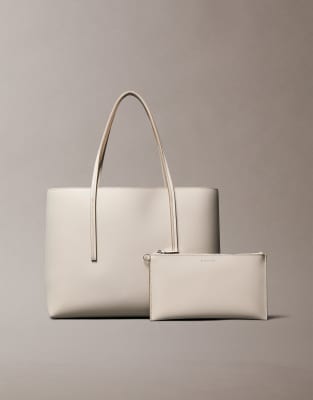 Calvin Klein Jeans - Set aus schmaler Tragetasche und Geldbörse in Beige mit Folien-Logo-Bunt