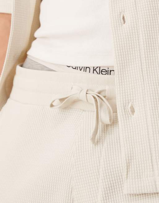 Calvin Klein Jeans - Short en tissu gaufré chunky - Blanc cassé, 2 de 5