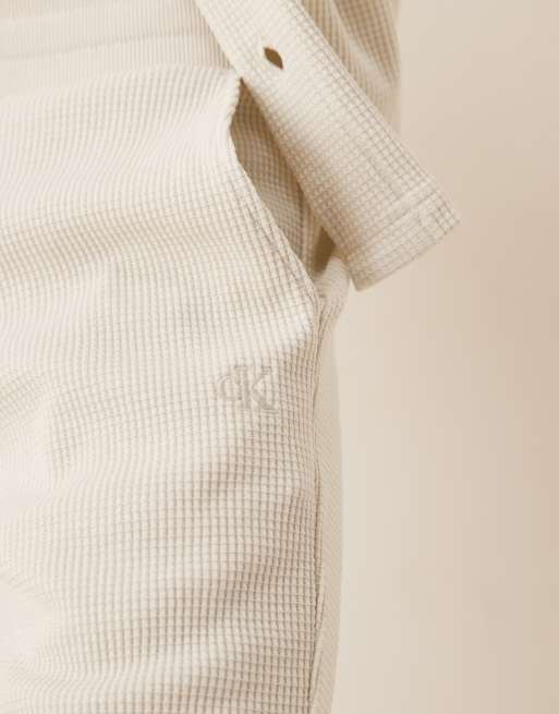 Calvin Klein Jeans - Short en tissu gaufré chunky - Blanc cassé, 5 de 5