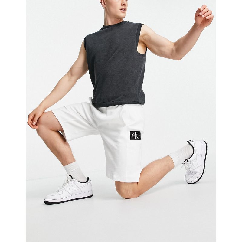 Calvin Klein Jeans – Shorts in Weiß mit Waffelstruktur und Monogramm-Aufnäher