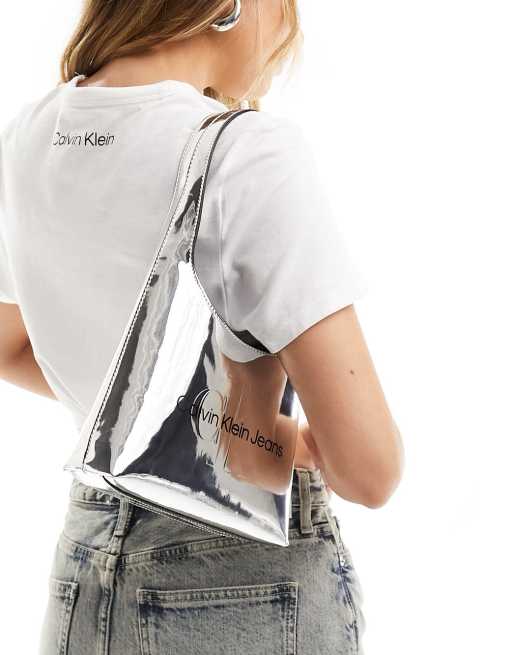 Calvin Klein Jeans – Silverfärgad, skulpterad, böjd axelväska, 4 av 4