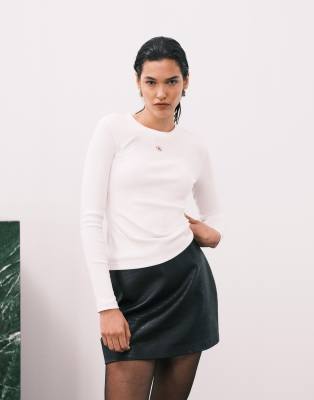 Calvin Klein Jeans - Slim-Fit-Oberteil aus Webstoff in Weiß mit gewebter Etikette