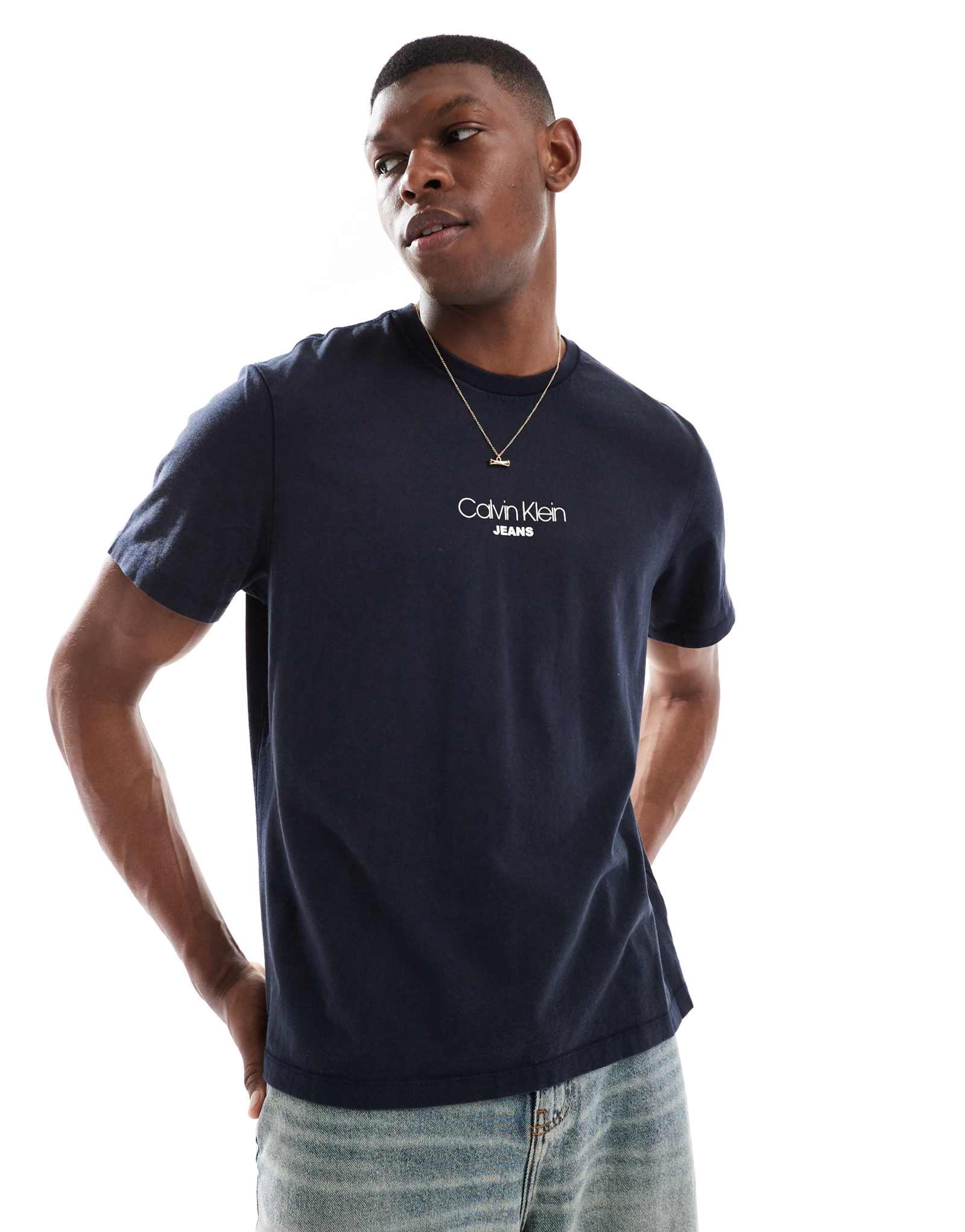 Футболка с маленьким центральным логотипом Calvin Klein Jeans темно-синего цвета