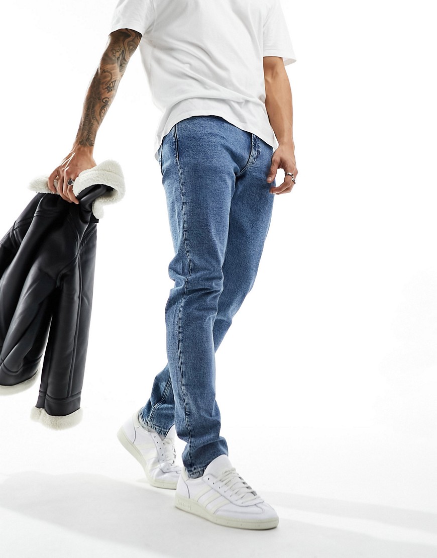 calvin klein jeans - smalle, tapered jeans i lys vask-blå