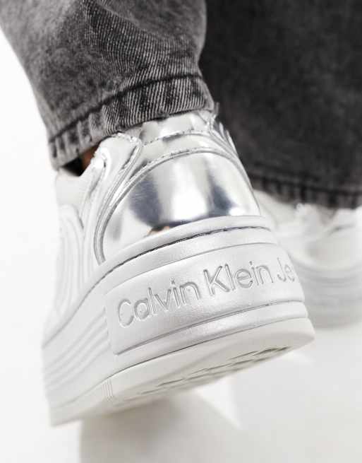 Calvin Klein Jeans – Sneaker aus Materialmix in Silber mit hoher Plateausohle, 3 von 5