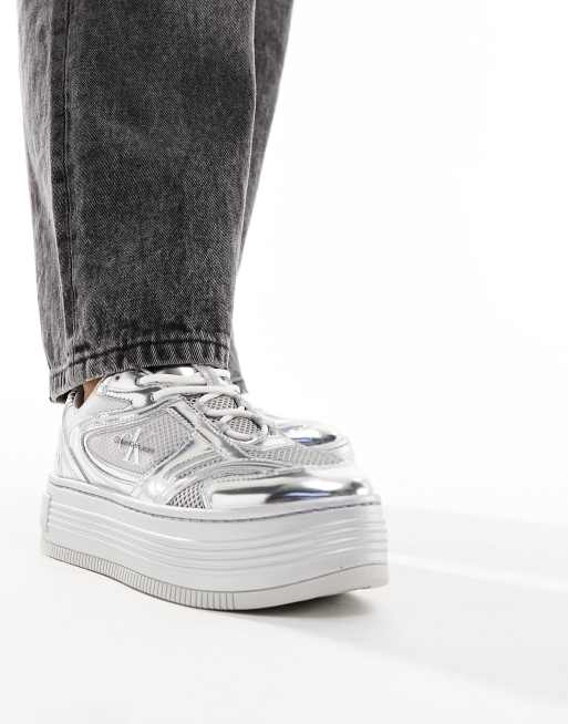 Calvin Klein Jeans – Sneaker aus Materialmix in Silber mit hoher Plateausohle, 4 von 5
