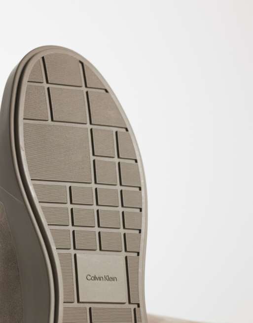 Calvin Klein Jeans - Sneakers van suède met dikke cupzool in kaki, 4 van 5