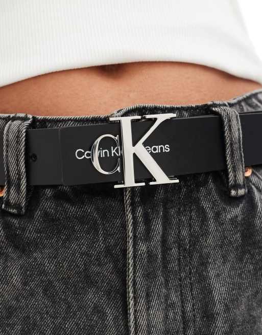 Calvin Klein Jeans - Sort bælte med monogram i metal, 4 af 4