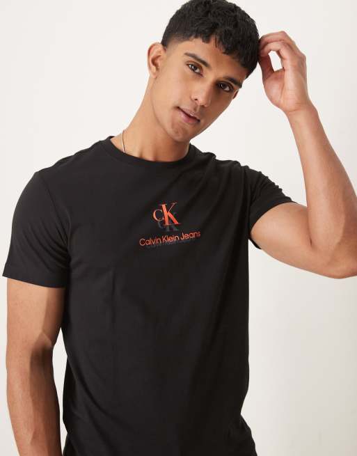 Calvin Klein Jeans - Sort og rød T-shirt med logo med skyggeeffekt