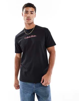 Calvin Klein Jeans - Sort T-shirt med opbrudt logo - view 1