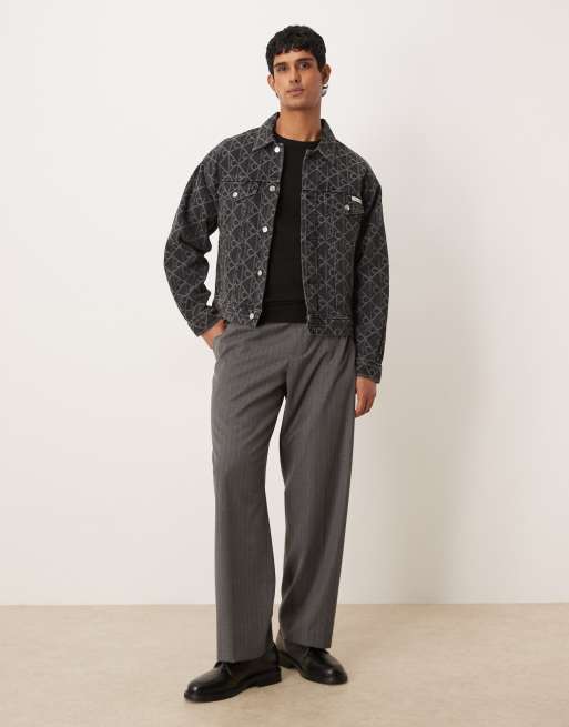Calvin Klein Jeans - Sort trucker-denimjakke med 'CK'-emblem og jacquard-print, 2 af 5