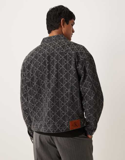 Calvin Klein Jeans - Sort trucker-denimjakke med 'CK'-emblem og jacquard-print, 3 af 5