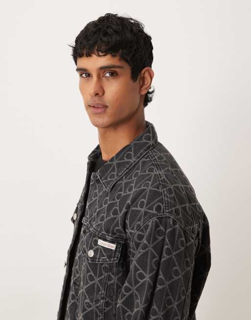 Calvin Klein Jeans - Sort trucker-denimjakke med 'CK'-emblem og jacquard-print, 4 af 5