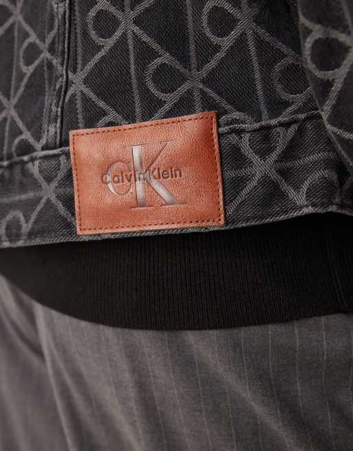 Calvin Klein Jeans - Sort trucker-denimjakke med 'CK'-emblem og jacquard-print, 5 af 5