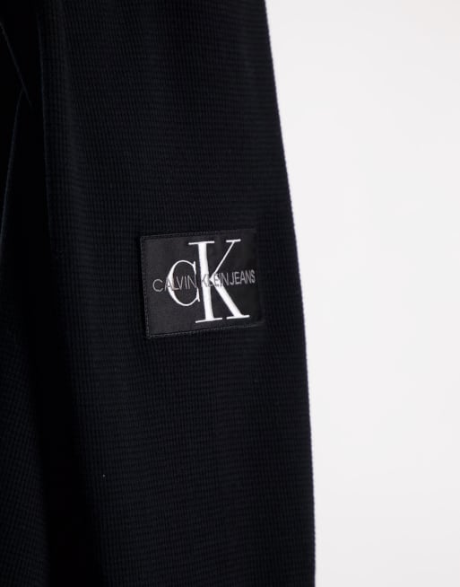 Calvin Klein Jeans - Sort vaflet T-shirt med lange ærmer og monogram-badge, 4 af 4
