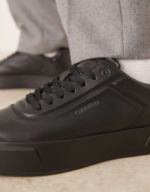 Calvin Klein Jeans - Sorte sneakers med snørebånd, skålformet sål og logo, 4 af 5